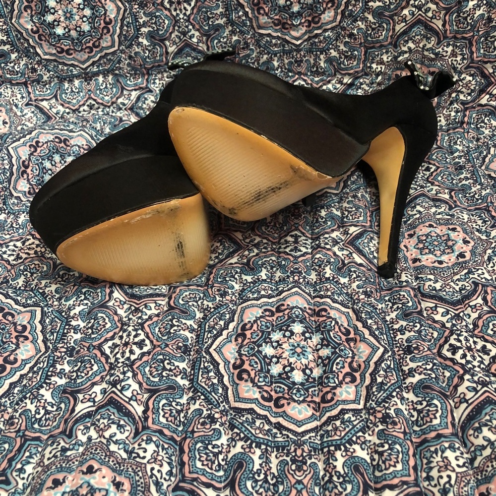 Betts heels, with bedazzled bow! - Picture 6 of 6